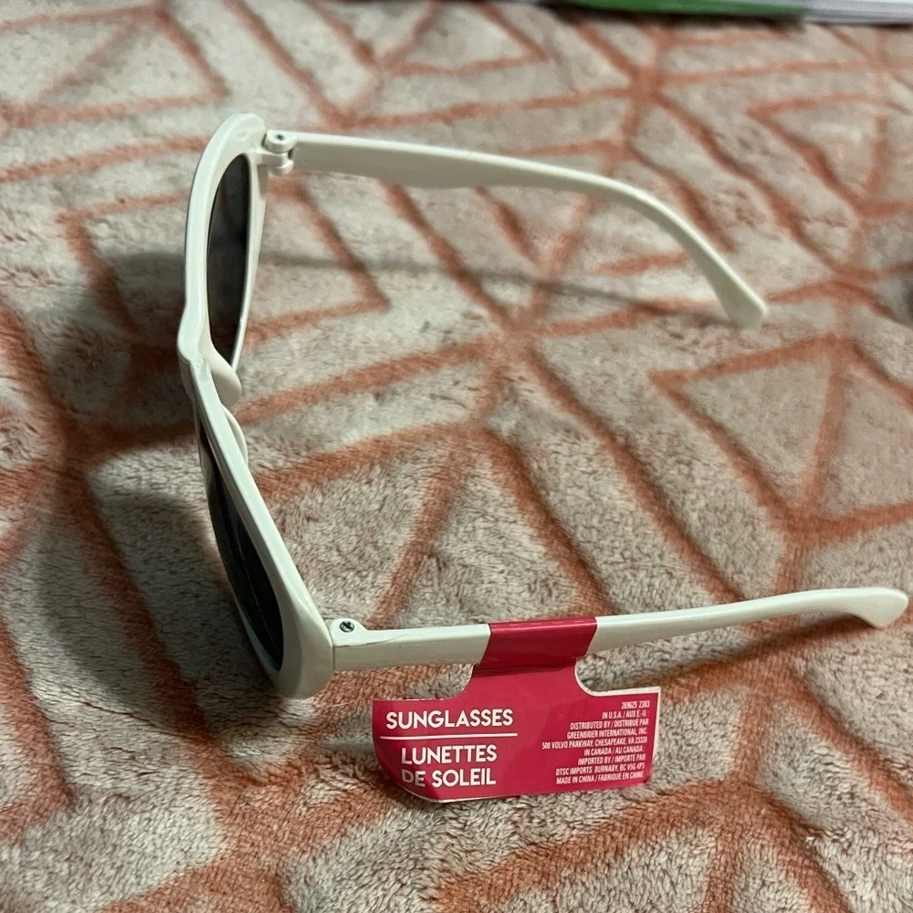 N/A white sunglasses